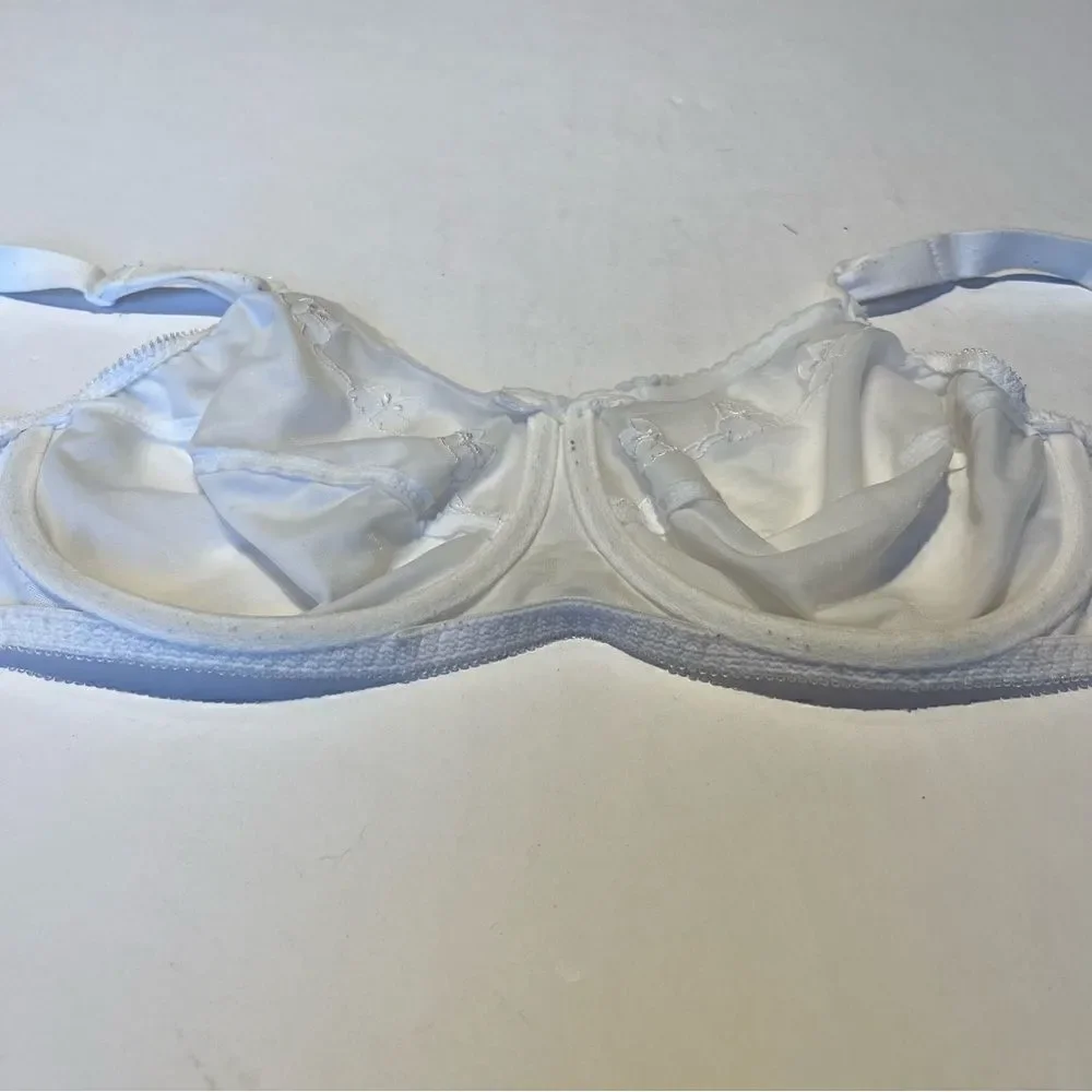 Bali Bra Whit 40D Underwire, not padded, wider adjustable straps
